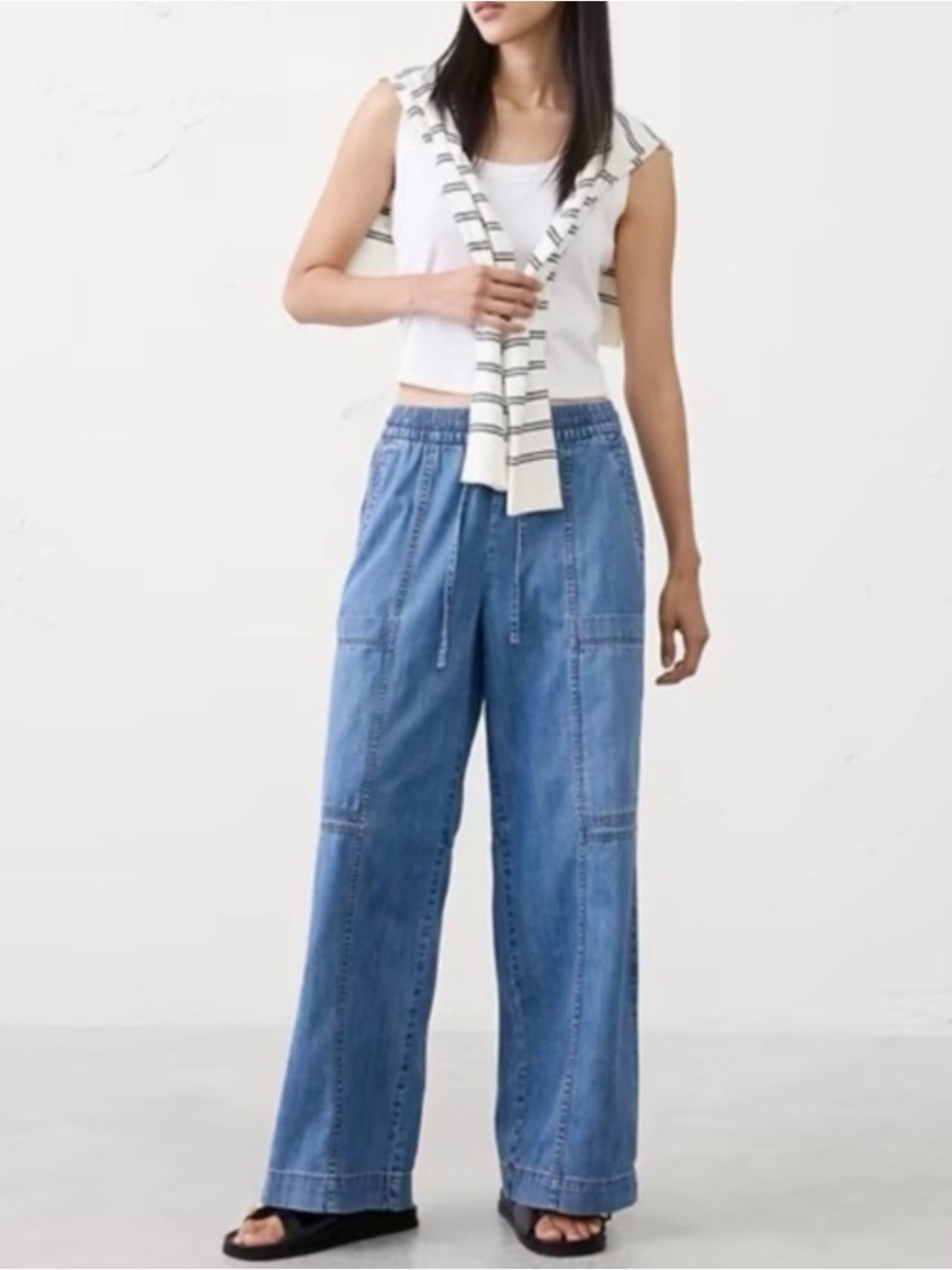 Banana Republic Wide-Leg Mid-Rise Cargo Pull-On Jean Medium wash size large